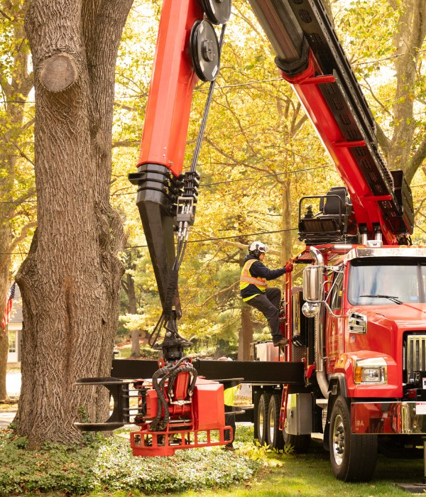 A grapplesaw truck getting operated by the tree crew starting a tree removal near Manheim, PA