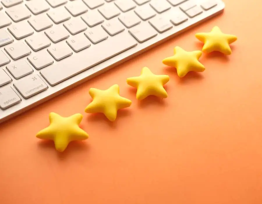 An image of a keyboard and 5 stars that symbolize great reviews from customers.